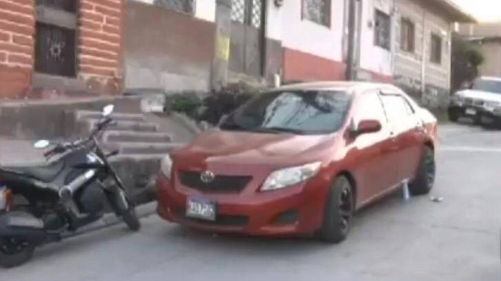 También fue decomisado un Toyota Corolla color rojo con placas HAQ-7182 en la colonia Rodríguez de Tegucigalpa. 