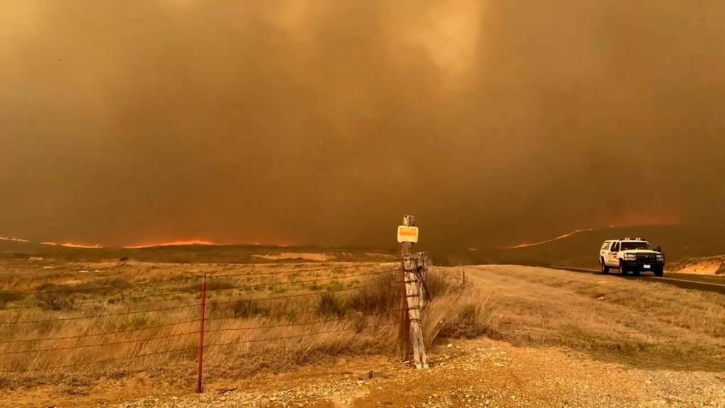 Miles de ciudadanos permanecen en alerta este miércoles por los incendios forestales descontrolados que han arrasado a gran velocidad más de 320,000 acres (más de 1,300 kilómetros cuadrados) en el estado de Texas.