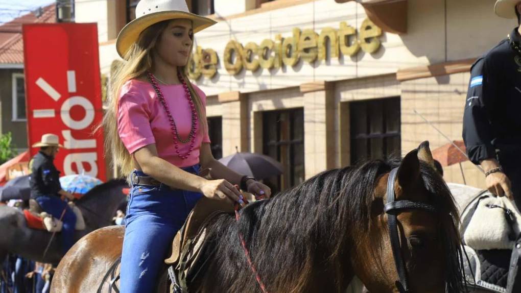 Bellas jóvenes engalanaron el desfile hípico de las fiestas patronales de San Isidro Labrador en La Ceiba.