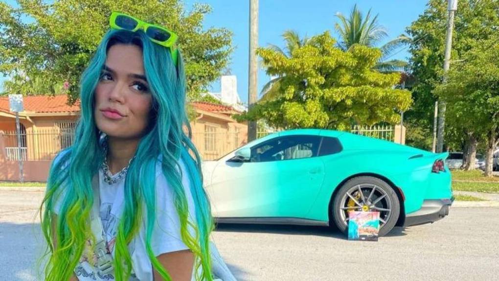  Para las fechas del lanzamiento de su más famoso álbum “KG0516” la artista lució su cabello azul. Este estilo, en un principio, llegó con una azul pastel y unas puntas de color verde. 