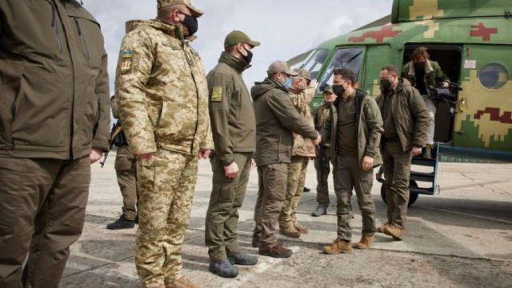 “Los ocupantes querían bloquear el centro de nuestro Estado y colocar a marionetas, como en Donetsk. Nosotros logramos desbaratar su plan”, agregó Zelensky, que afirmó que el ejército ruso “no ha obtenido ninguna ventaja”. 