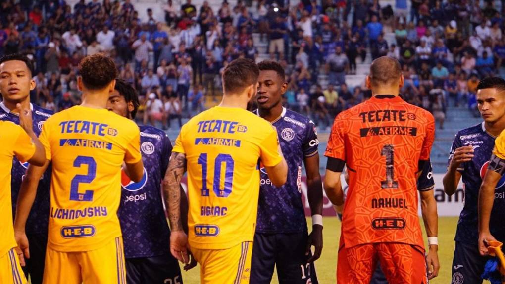 André-Pierre Gignac saludando a Wesly Decas antes del inicio del partido.