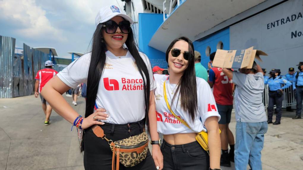 La venezolana Paula Vivas (izquierda) es la esposa de Yustin Arboleda y llegó junto a la brasileña Patrícia Cavalheiro, pareja sentimental de Yan Maciel.