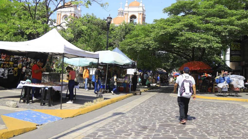 En el centro de San Pedro Sula hay cinco asociaciones de vendedores estacionarios que se han repartido las calles, avenidas y aceras del distrito central de negocios. 