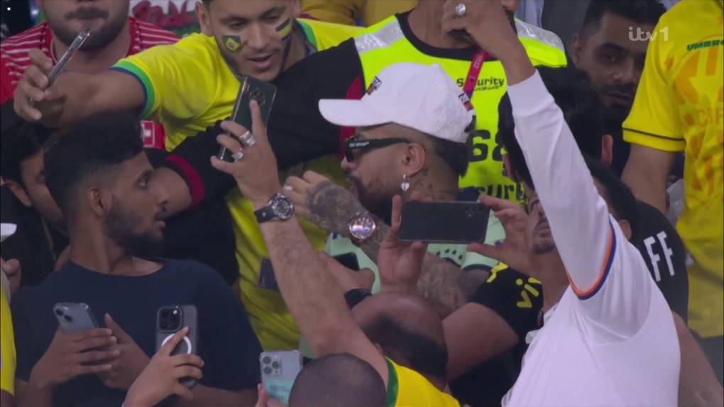 Un doble de Neymar enloqueció al público en las tribunas del Estadio para el duelo entre Brasil y Suiza.