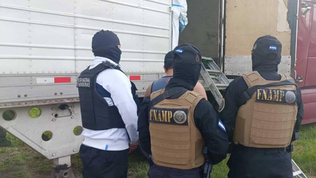 En el operativo fueron capturados tres sujetos que se transportaban en la rastra.