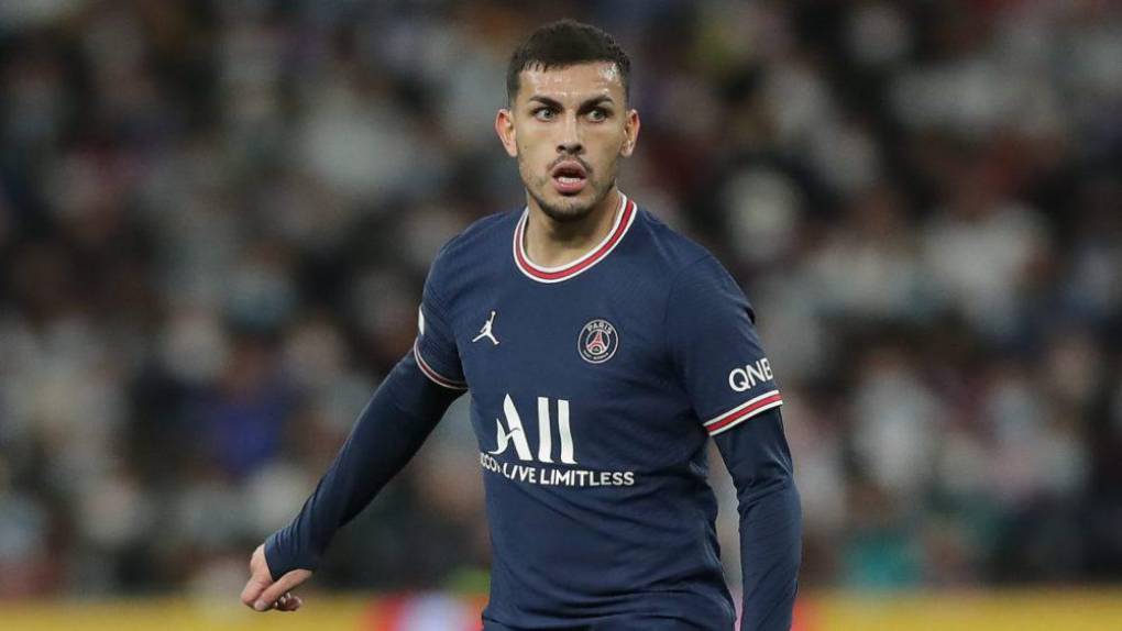 Leandro Paredes es uno de los descartes del PSG para esta temporada y cuenta con ofertas importantes para cambiar de aires, especialmente de equipos de la Serie A. La Juventus está mejor colocada pero en las últimas horas la Roma habría ganado posiciones para hacerse con el argentino, según publica el periodista Gianluca Di Marzio.