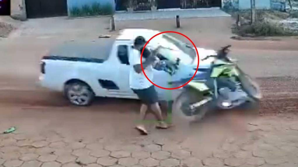 Un carro que iba a alta velocidad arrastró una motocicleta poco después de que un hombre tomara a un bebé de su brazos en São Félix do Xingu, Brasil.