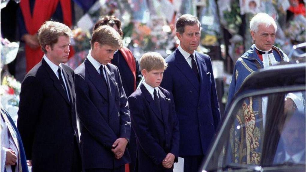 Tras la muerte de Diana en un accidente automovilístico en París en 1997, Carlos insistió en que se le diera un funeral de la realeza.