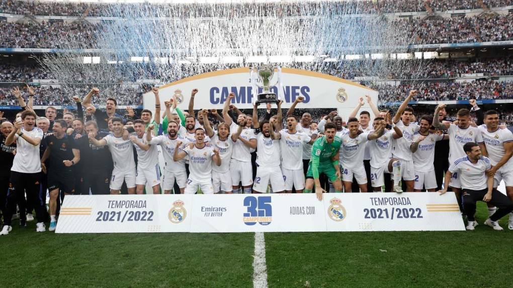 Momento en donde toda la plantilla y cuerpo técnico del Real Madrid alzaban la Copa.