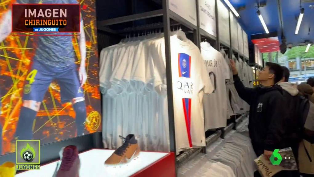 Esta decisión del PSG quedó registrada en un informe del programa español ‘El Chiringuito‘, en el que una reportera muestra cómo se ve la tienda oficial y la imagen de Lionel Messi no aparece en ninguna parte.
