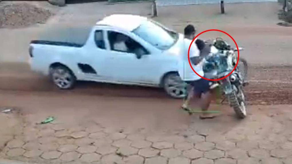La Policía Civil identificó al conductor captado por la cámara en el momento en que casi atropella a un padre y un bebé.