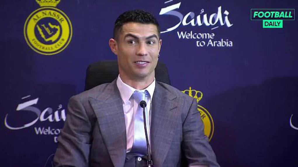 Durante la conferencia de prensa de la presentación oficial de Cristiano Ronaldo con Al Nassr, los periodistas que acudieron al evento gritaron la popular celebración del luso “Siuu” y el futbolista mostró este gesto.