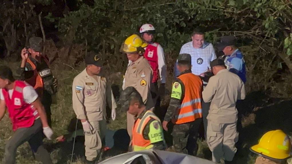 Un niño de siete años fue remitido a un hospital de Tegucigalpa debido a la gravedad de sus heridas, y otra persona no identificada, que quedó atrapada entre el amasijo de metales retorcidos del turismo, fue rescatada con vida.
