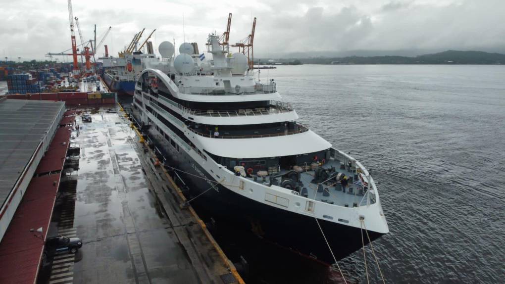 El crucero transporta a 52 turistas de diferentes nacionalidades y más de 100 tripulantes.