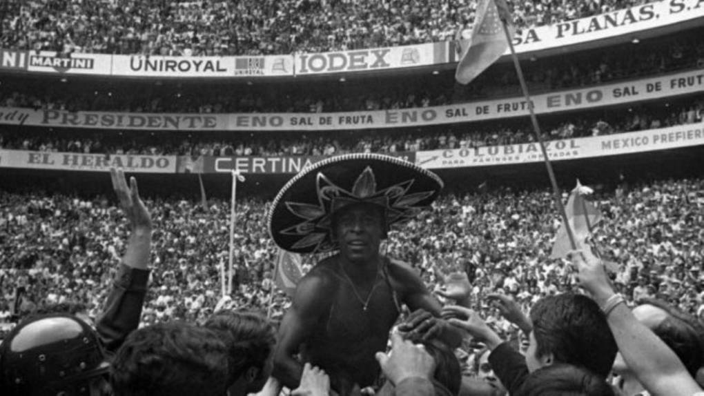 Pelé festejó la coronación de Brasil en México con un sombrero de charro.