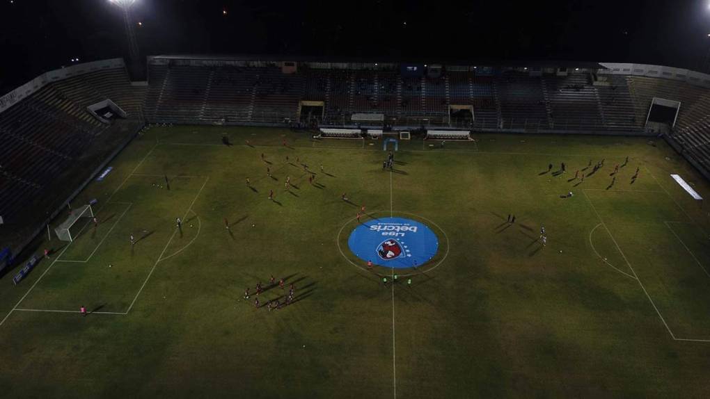 Una imagen aérea de la cancha del estadio Ceibeño durante el calentamiento de los jugadores, antes del partido.