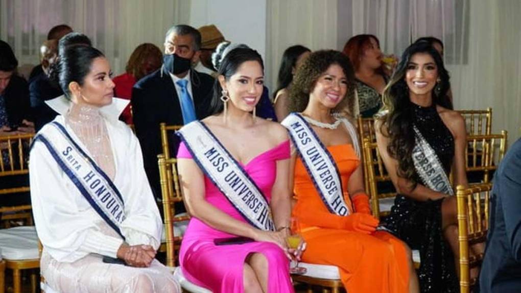 Desfile por la alfombra roja de las 15 candidatas al Miss Honduras Universo 2022, y de las ex reinas de belleza de concursos previos. Por último, Rose Meléndez, reina saliente, desfiló hasta llegar al escenario principal. 