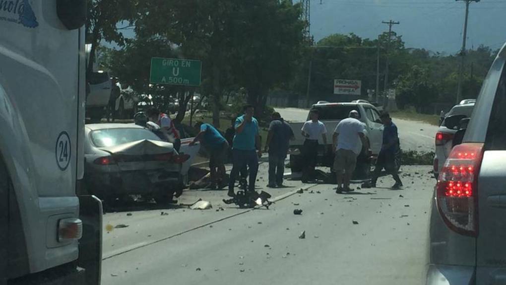 Los cinco vehículos quedaron parcialmente destruidos.