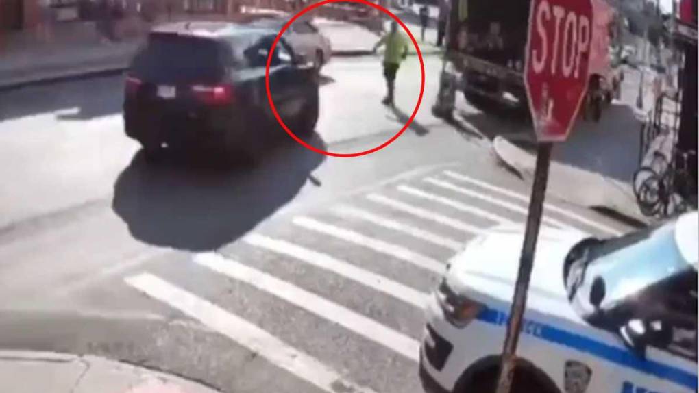 ¡Impactante! Conductor embiste a una madre que empuja el cochecito de su hija en Nueva York