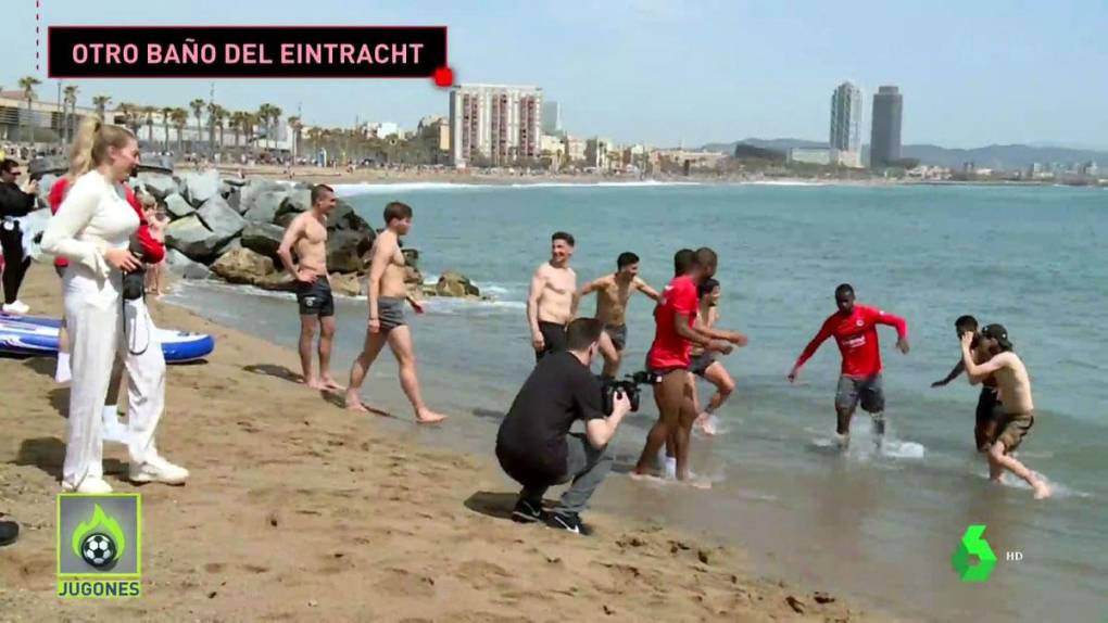 Los jugadores del Eintracht Frankfurt se dieron un baño en la playa de Barcelona.