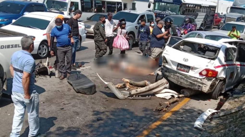 Los fallecidos son un conductor de taxi y su pasajero.