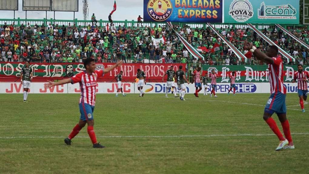 José Mario Pinto festejando el primer gol del juego.