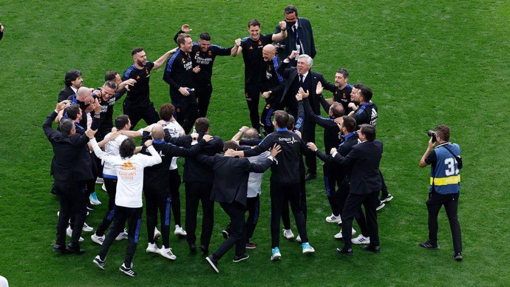 El cuerpo técnico dirigido por Carlo Ancelotti también festejó a lo grande en el césped del estadio Santiago Bernabéu.