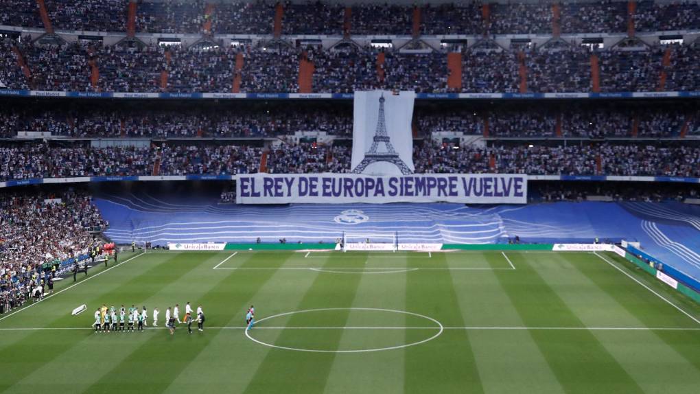 “El Rey de Europa siempre vuelve”, con esa pancarta recibieron los aficionados madridistas a su equipo.
