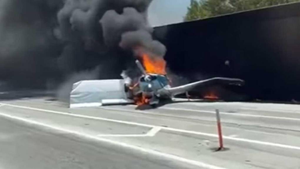 Momento en el que una avioneta se estrella en una autopista de Los Ángeles, California