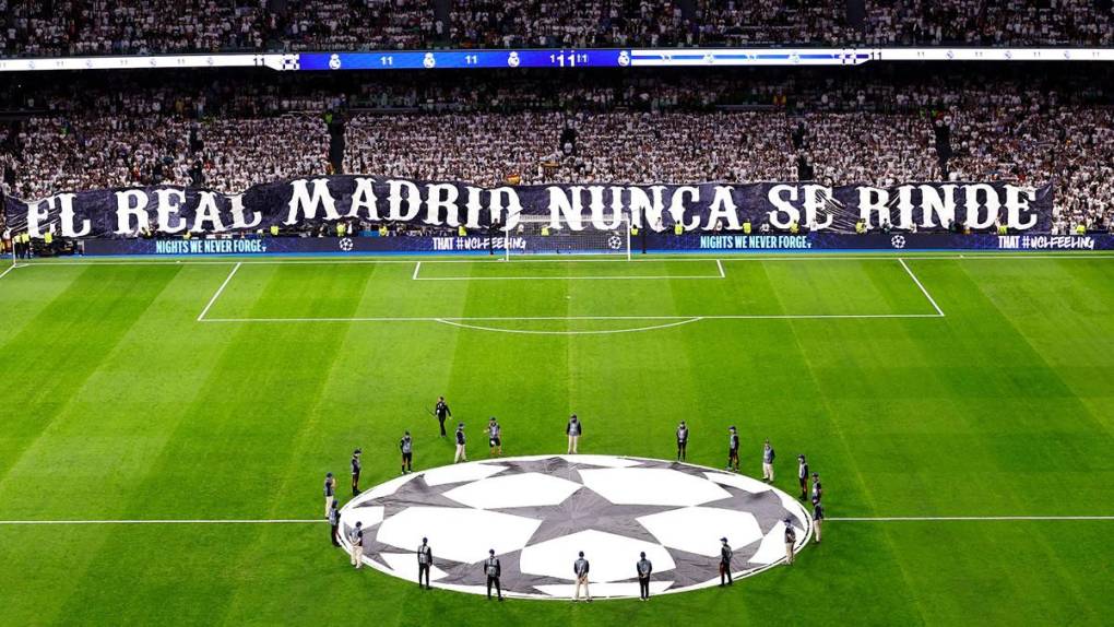 La afición del Real Madrid avisaba desde antes del inicio del partido que su equipo “nunca se rinde”.