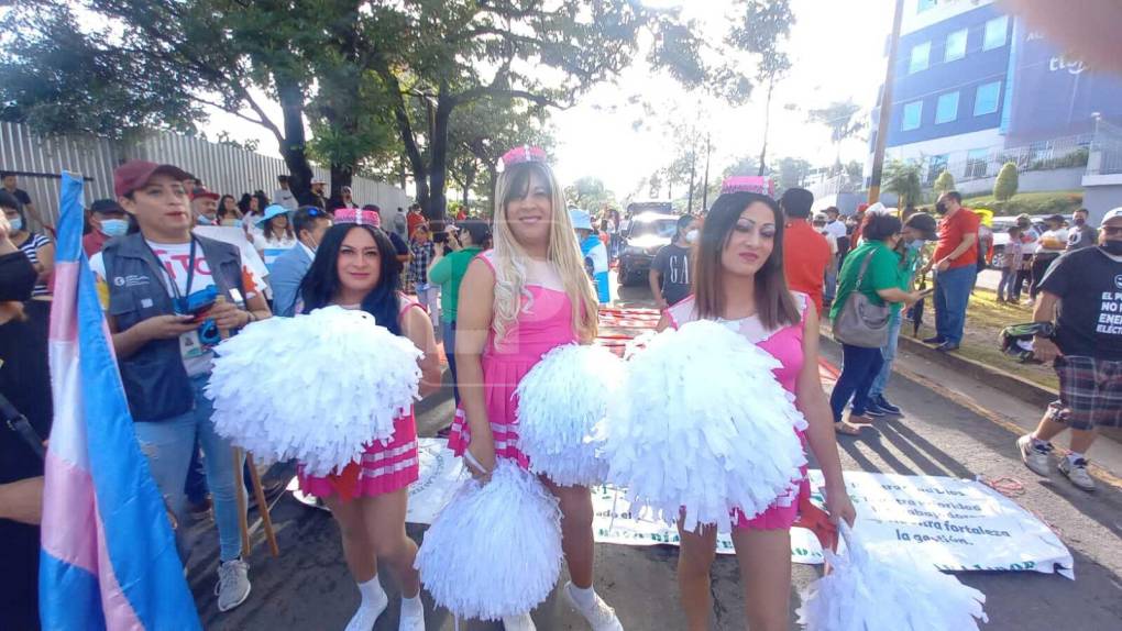 Los miembros LGTBI+ usaron trajes exóticos de color rosado. 
