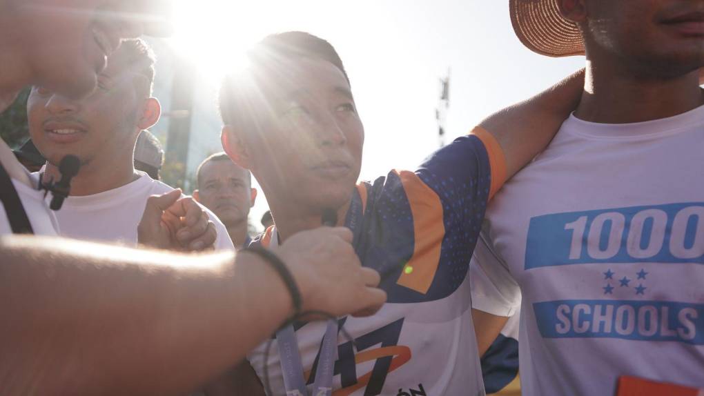 ”Gracias a ustedes los niños de la colonia Rivera Hernández tendrán una escuela”, fueron las palabras del influencer japonés Shin Fujiyama a los corredores que participaron en la maratón de LA PRENSA a beneficio de la fundación 1,000 Escuelas.