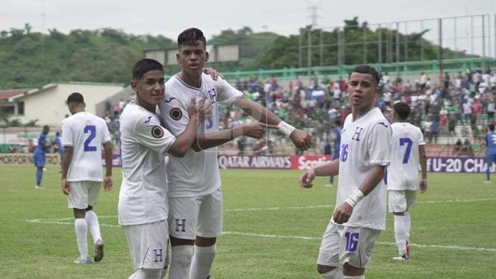 Geremy Rodas junto a Marco Aceituno e Isaac Castillo posaron para el lente de Grupo OPSA.