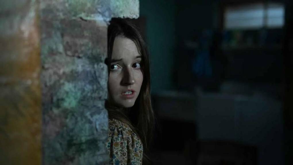 “Nadie Podrá Salvarte” tiene una puesta en escena bastante interesante, pues todo el peso de la película recae en la protagonista, Kaitlyn Dever. Y no nos referimos a que la actriz sea la más destacada, sino que esta película omite casi de manera total cualquier personaje secundario. Durante los 90 minutos de metraje, cerca del 90 % sólo estaremos con la Brynn de Kaitlyn y los extraterrestres que invaden su casa. Los movimientos y expresiones faciales de la actriz son cuidados hasta el mínimo detalle para puedan expresar todo lo que la escena necesita.