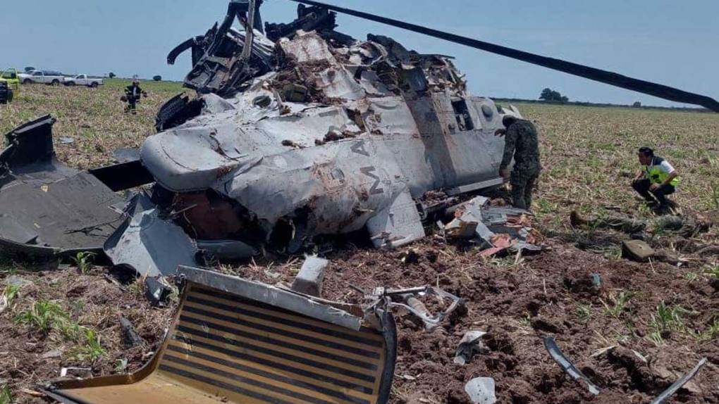 “Una aeronave de la Armada de México se accidentó en Los Mochis, Sinaloa. Con base en la información con la que se cuenta al momento, un helicóptero Black Hawk sufrió un accidente, desconociendo al momento las causas del mismo”, indicó la nota.