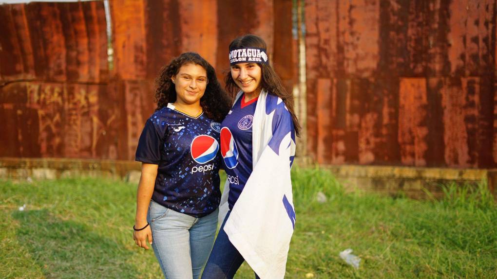 Dos lindas jóvenes aficionadas del Motagua en las afueras del estadio Olimpico.