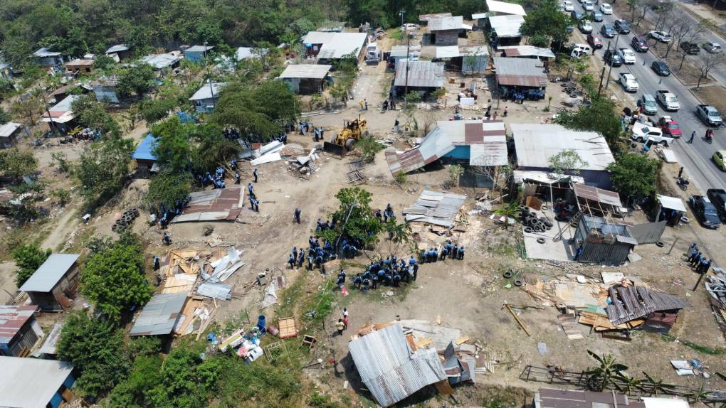 Agentes de la Policía Nacional y una juez ejecutaron el desalojo de los pobladores que llevaban más de cuatro años en el terreno.