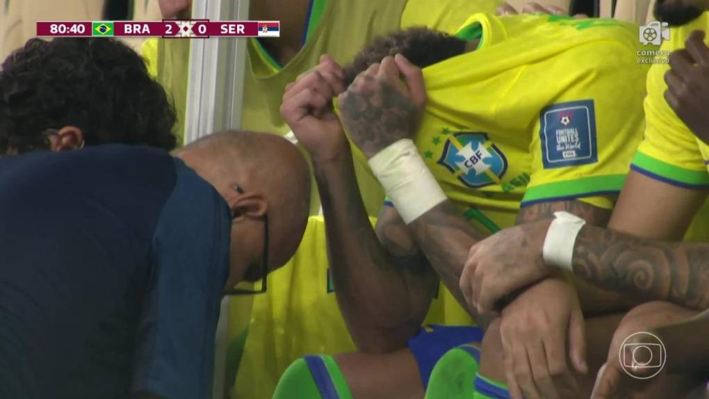Neymar no pudo evitar las lágrimas mientras era atendido. El miedo en el crack brasileño fue evidente-.