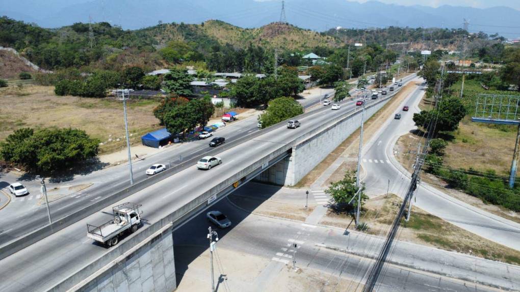 El puente que conecta la segunda calle o mejor conocida como la salida vieja a La Lima con el bulevar del este fue habilitado en mayo de 2021, es otra de las obras que ha dado fluidez al bulevar del este.