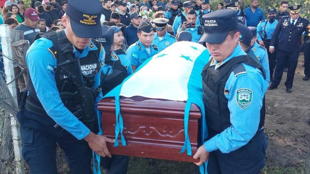 El ataúd fue cubierto con la bandera nacional, en reconocimiento a la labor que desempeñaba al servicio del país. 