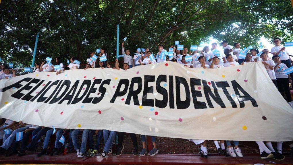 En un evento a los que asisitió hoy la mandataria Xiomara Castro en la capital del país, niños, jóvenes y políticos asistentes también se sumaron a felicitarla con una enorme valla donde se leía “Felicidades Presidenta”. 