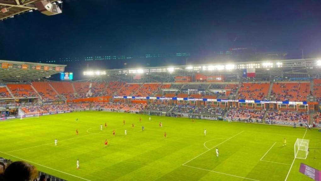 El escenario del partido fue el BBVA Compass Stadium, casa del Houston Dynamo. Un buen número de aficionados hondureños se hicieron presentes.