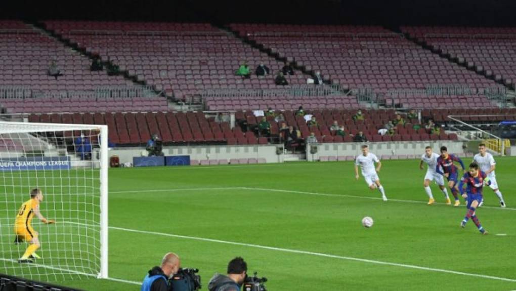 Lionel Messi cobró con mucha potencia su penal y mandó la pelota al fondo de las redes.