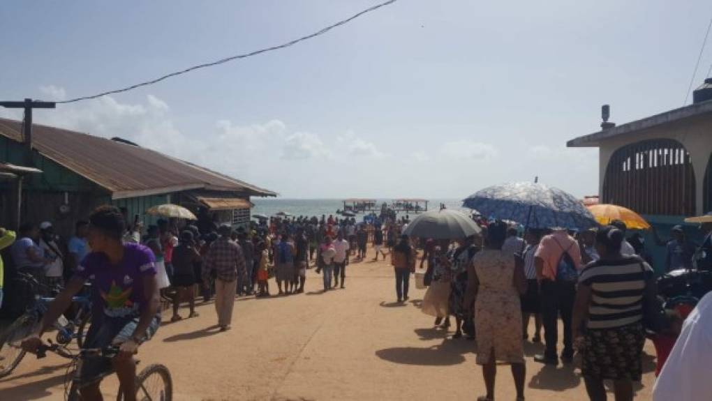 Centenares de personas se encuentran a la orilla de la playa en Puerto Lempira.