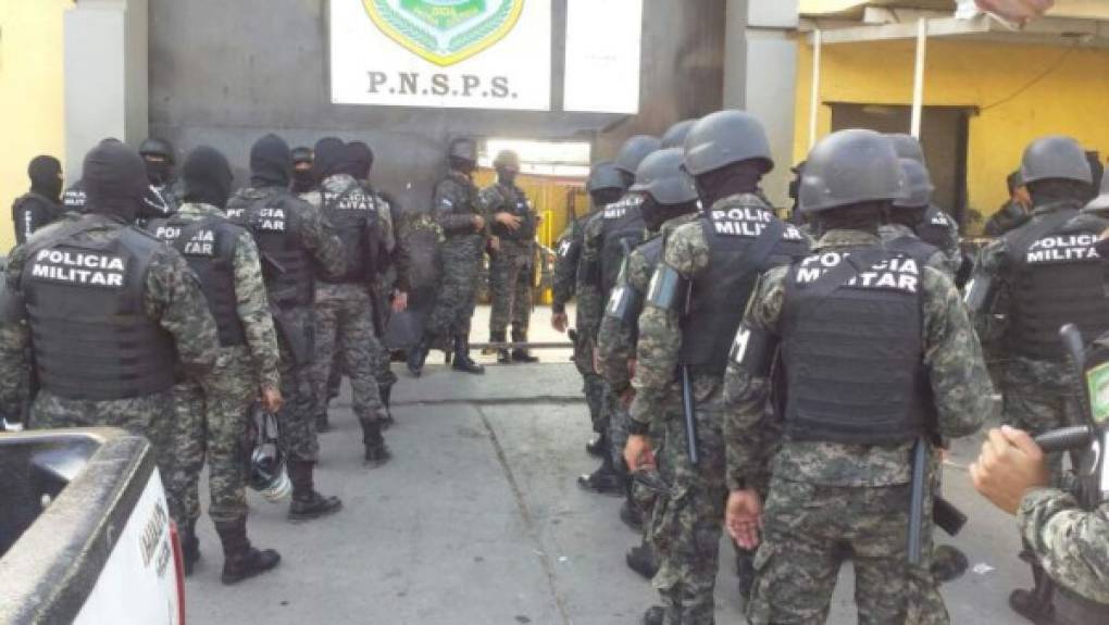 Las autoridades, por lo general, encuentran droga y armas en los distintos operativos realizados en el Centro Penal de San Pedro Sula.