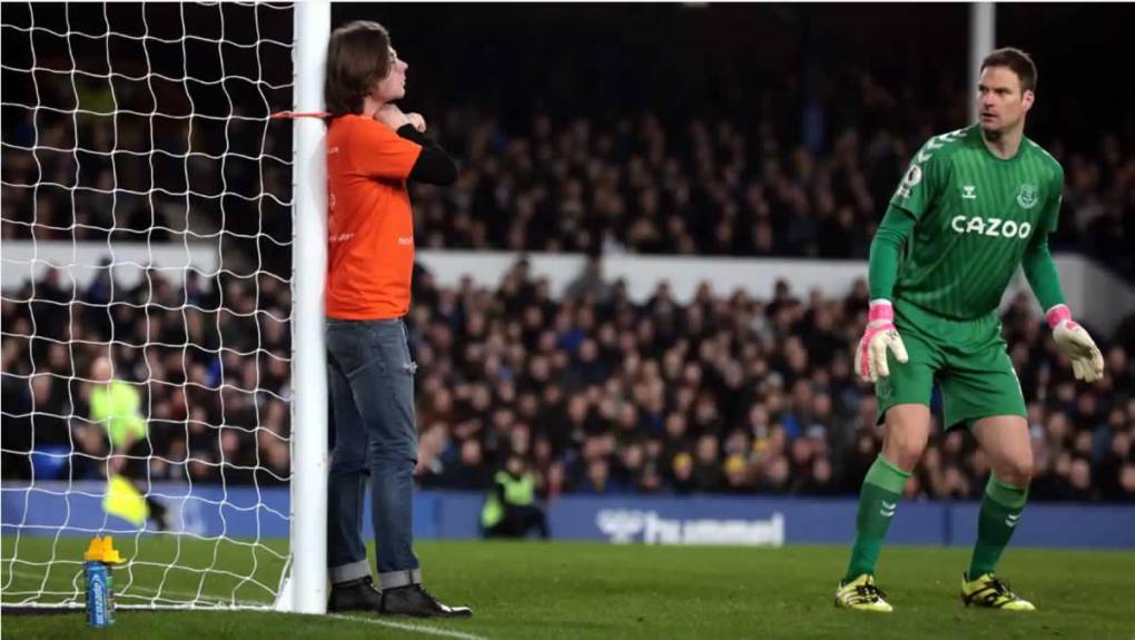 Asmir Begovic, portero del Everton, no podía creer lo que estaba viendo.