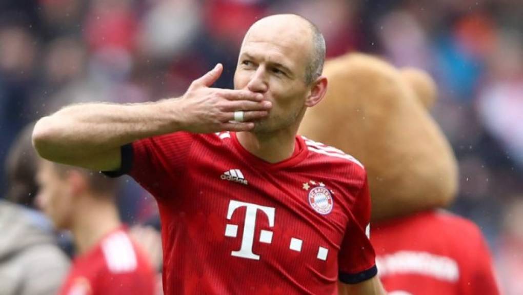 El extremo holandés Arjen Robben anunció su retiro del fútbol. En declaraciones a De Telegraaf, ha confirmado que 'he decidido poner fin a mi carrera profesional'. Tiene 35 años ya ha estado 18 en activo: Groningen, PSV, Chelsea, Real Madrid y Bayern Múnich sus equipos.