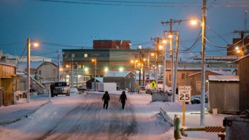 La ciudad de Utqiaġvik experimenta la noche polar, que es un período de oscuridad en el invierno sin amaneceres que ocurre en las ciudades dentro de los círculos polares.