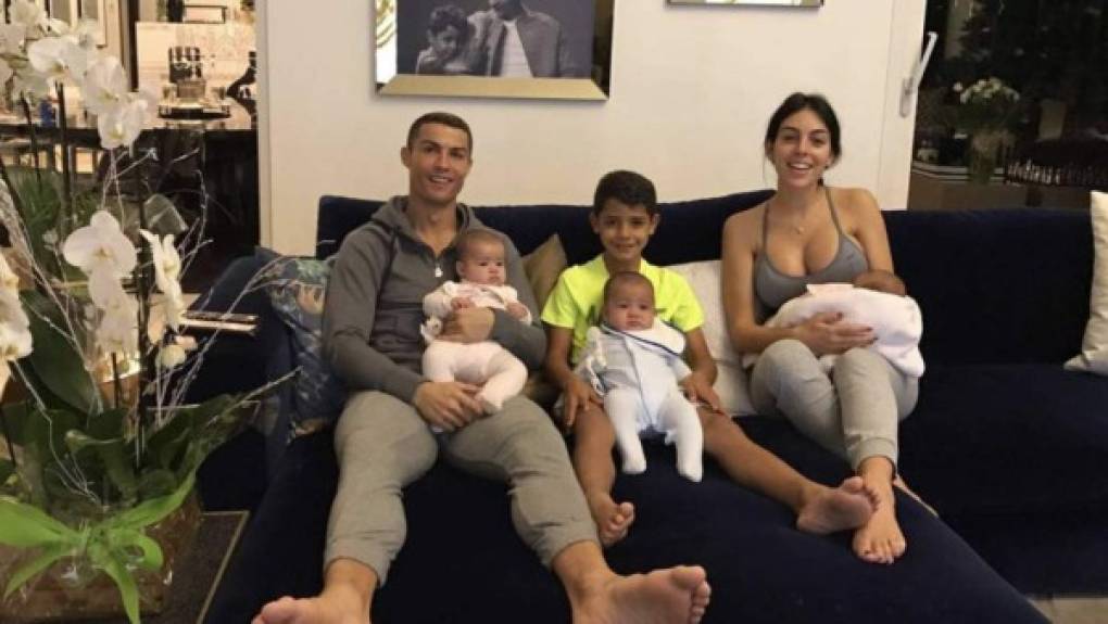 En la actualidad, Cristiano Ronaldo vive con Georgina Rodríguez y tienen una linda familia.
